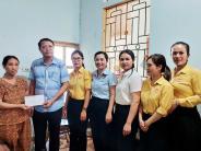 UB MTTQ xã Nghĩa Đàn trao quà cho nạn nhân chất độc da cam